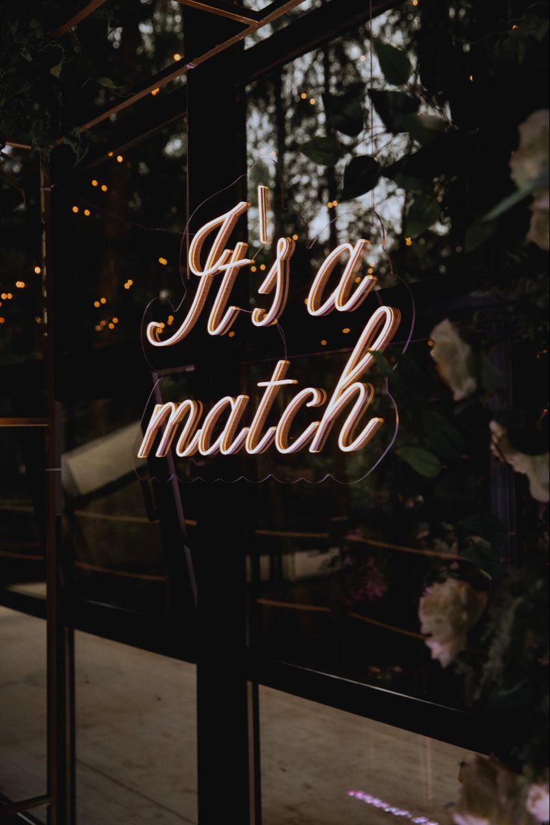 Pourquoi les néons personnalisés illuminent les mariages et la décoration au Maroc en 2025