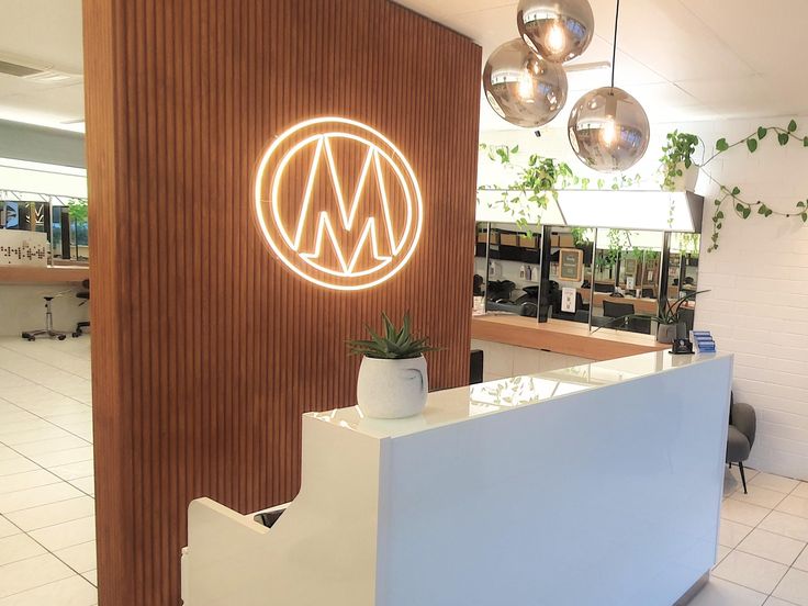 Pourquoi les Entreprises au Maroc Choisissent les Enseignes Néon Personnalisées pour Leurs Bureaux et Logos