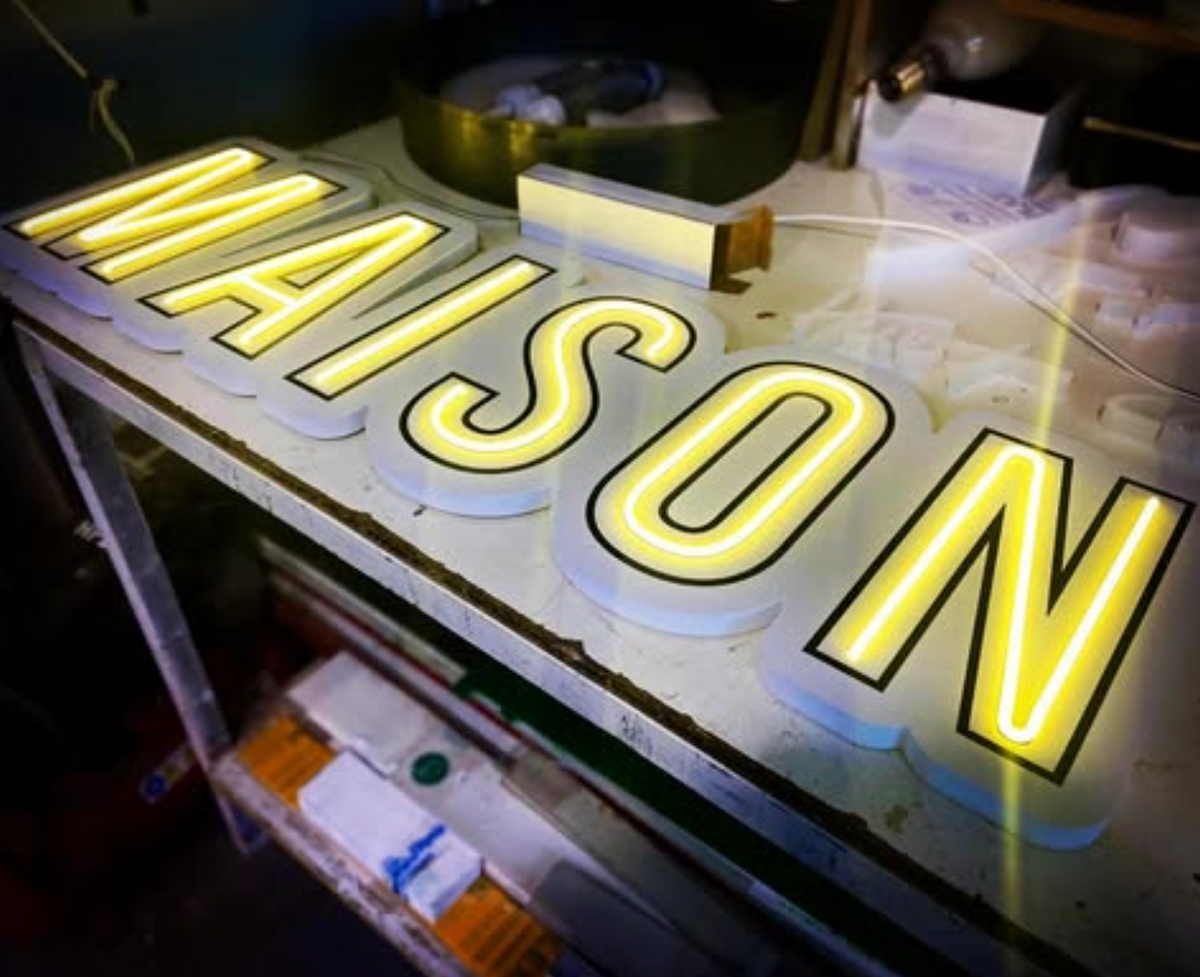 Enseigne 3D personnalisée avec lettres en relief – Idéale pour façade commerciale au Maroc